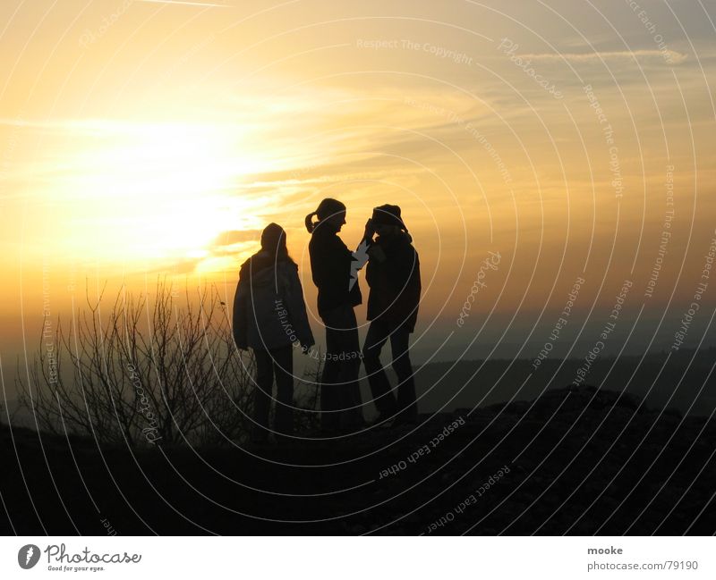 Three Girls Sonnenuntergang Wolken dunkel Herbst Himmel Farbe hell Schatten Mensch Landschaft Abend