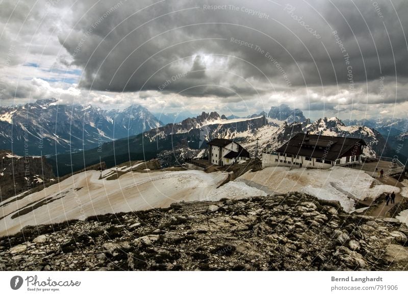 Der kleine Lagazuoi am Falzarego Pass. wandern Natur Landschaft Urelemente Himmel Wolken Horizont Sonnenlicht Sommer Schnee Felsen Alpen Berge u. Gebirge Gipfel