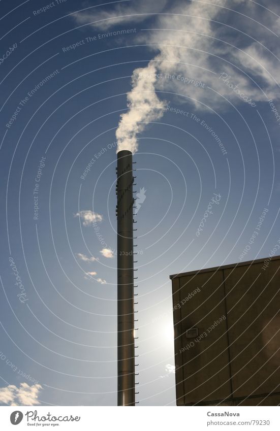 Smocky Cloud Schornstein Wolken Gegenlicht Gebäude Himmel Licht Industrie blau Rauch Sonne clouds sky smoke