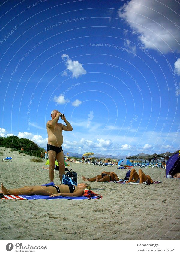 fernblick Strand Wolken Ferien & Urlaub & Reisen Freizeit & Hobby Zukunft Sommer Fernglas Aussicht Konzentration Sand liegen Blick Freiheit Voyeurismus lüstern