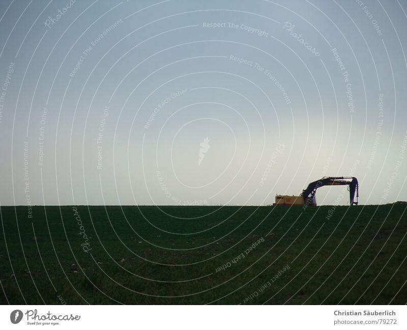 Der traurige Bagger Baumaschine Baggerlöffel Einsamkeit Himmel Wiese Landwirtschaft grün trist Bergwiese Gras Paradies kalt Gemeindeland Dorfwiese Sommer