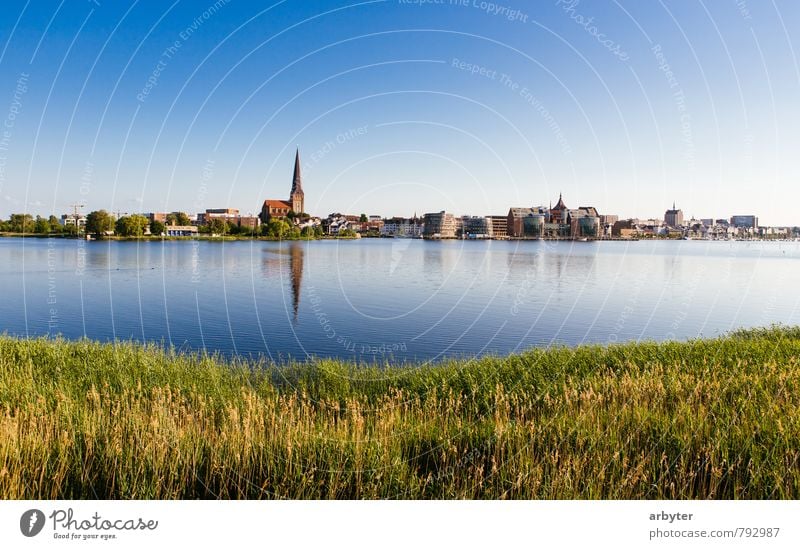 Rostock an der Warnow Ferien & Urlaub & Reisen Sommer Natur Wasser Wolkenloser Himmel Sonnenlicht Schönes Wetter Küste Fluss Stadt Kirche Speicher authentisch