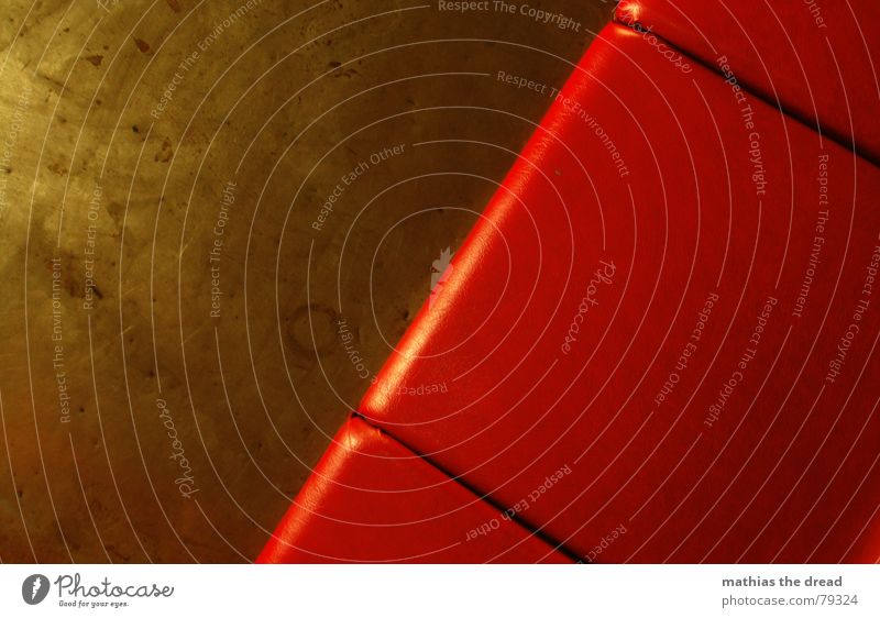 setzen bitte! Furche Möbel Sitzgelegenheit Sessel Trennwand Leder glänzend rot schwarz Wand Bronze Einsamkeit Dinge leer Ruhemöbel Kunststoff quer Tod
