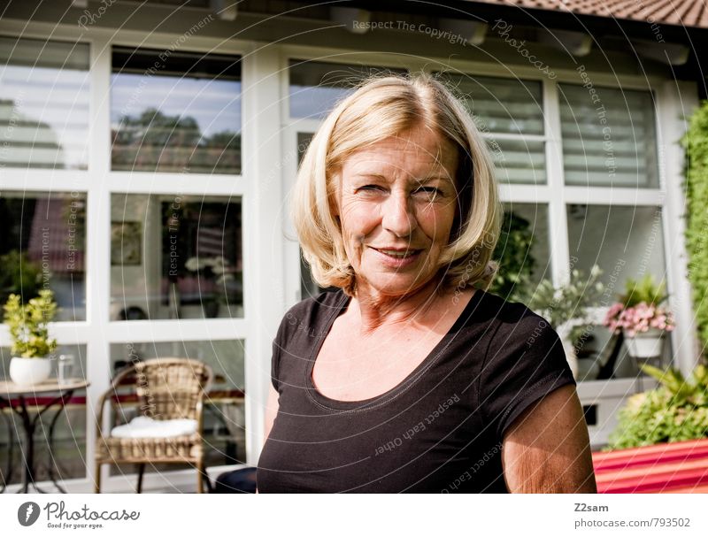 Gartenparty? Ferien & Urlaub & Reisen Sommer feminin Weiblicher Senior Frau 45-60 Jahre Erwachsene Schönes Wetter Blume Sträucher Kleinstadt Einfamilienhaus