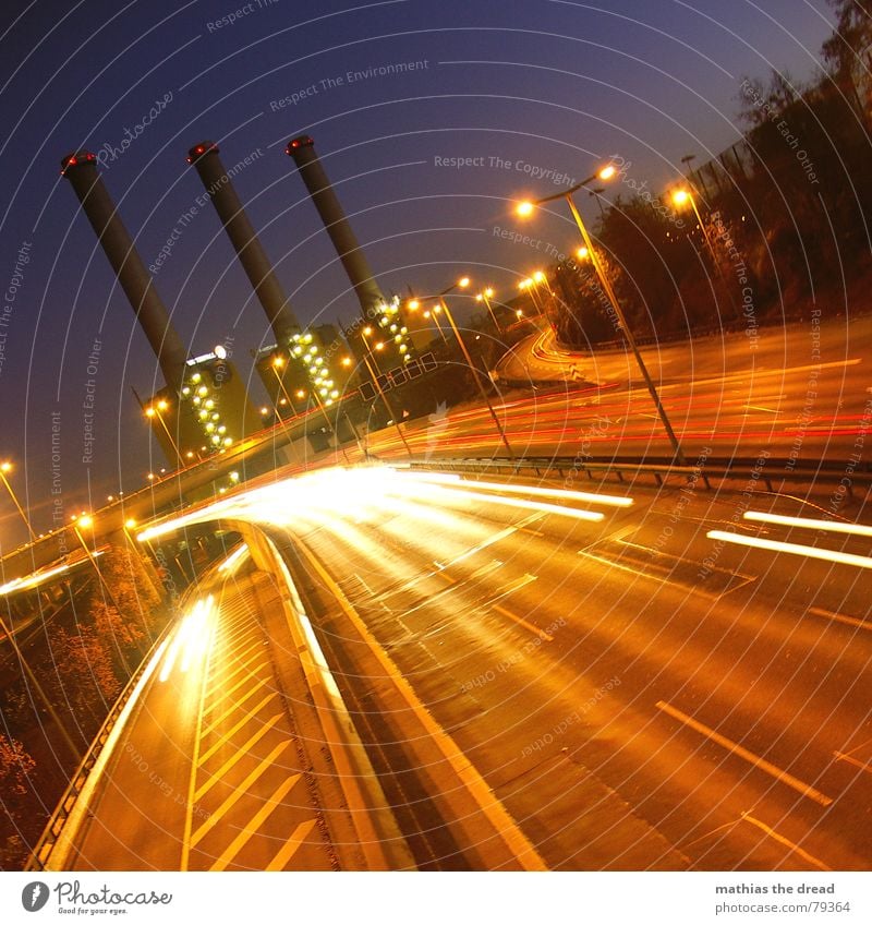 an einem sonntag ... in berlin Leitplanke Fabrik Asphalt hart dunkel Streifen Fahrbahn Spuren Autobahnauffahrt Schnellstraße Laterne Licht parallel rot