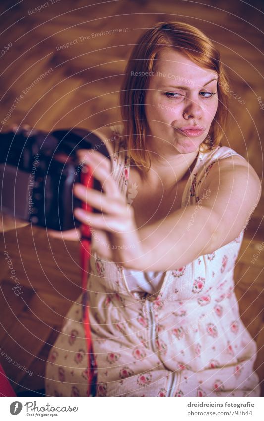 Duckface Selfie Mensch feminin Junge Frau Jugendliche Erwachsene 1 Kleid rothaarig langhaarig frech Fotografieren Parkett Fotokamera DSLR Spiegelreflexkamera