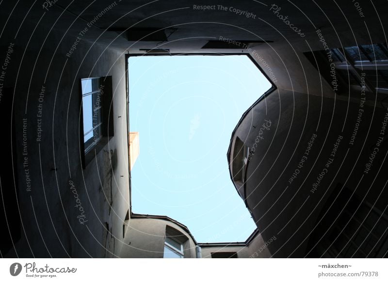 Hinterhof Haus Wand Fenster eingeschlossen dunkel Himmel eng kaputt dreckig Licht Putz unten groß Koloss klein Berlin Schornstein blau sky window close Loch