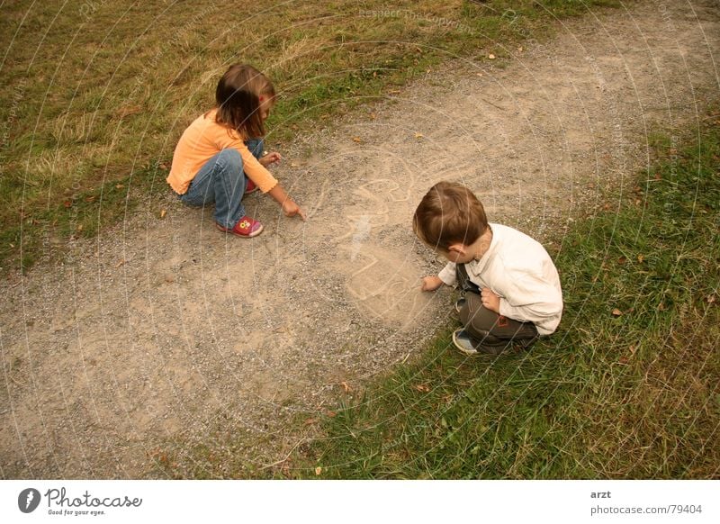 kleine künstler Entwurf Stein Kreativität Mädchen Kind Kies Gras Staub hocken Junge Spielen grün Kieselsteine Herbst Grafik u. Illustration Zeichnung zeichnen