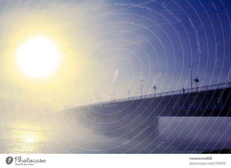 solitary Linz (Donau) Bundesland Oberösterreich Sonnenuntergang Brücke Fluss Winter Nibelungenbrücke Gegenlicht Fußgänger einzeln 1 Überqueren Nebel