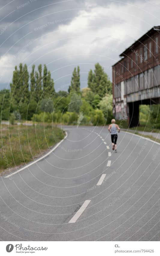 ostkreuz Sport Joggen Mensch 1 Umwelt Natur Landschaft Himmel Wolken Gebäude Mauer Wand Verkehrswege Straße Wege & Pfade Fitness laufen einzigartig trist Beginn