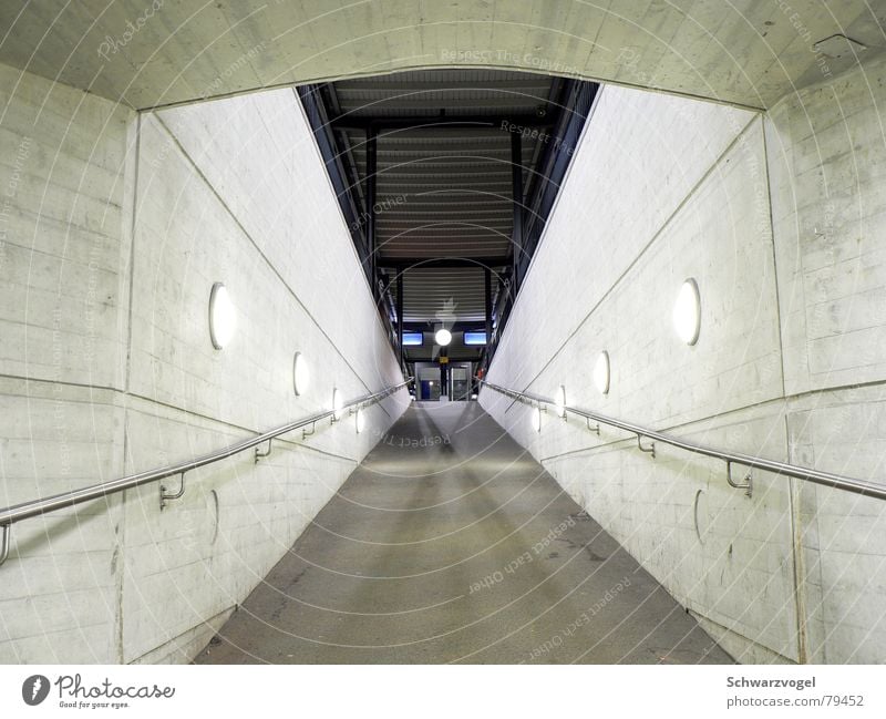 Aufweg Nacht Symmetrie dunkel Eisenbahn Licht Station Bahnsteig hell Bürgersteig Lampe Bahnfahren Bahnhof Beleuchtung Wege & Pfade light