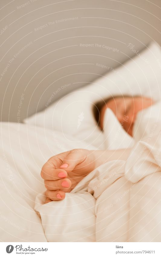 wochenende Wohlgefühl Zufriedenheit Erholung ruhig Bett Schlafzimmer feminin Kopf Hand 1 Mensch liegen schlafen Geborgenheit Bettwäsche Erholungsgebiet