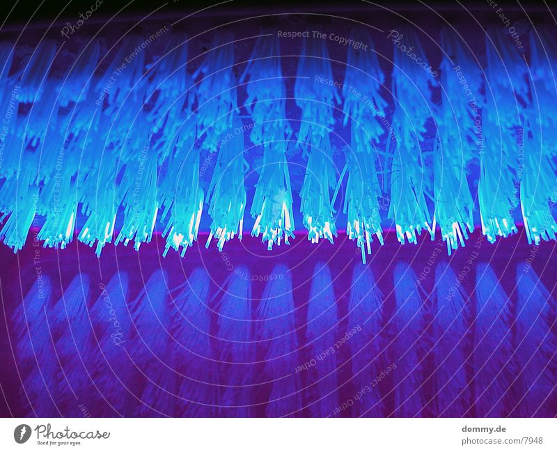 Bürste violett Borsten Reflexion & Spiegelung Griff Schwarzlicht Makroaufnahme Nahaufnahme blau kaz