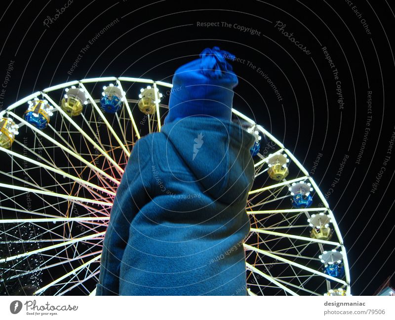 Riesenklein schwarz Licht Mütze grau Mantel Kind erstaunt groß drehen dunkel gelb Riesenrad Bensheim Weihnachtsmarkt Wollmütze verzahnt rund kalt Freude fahren