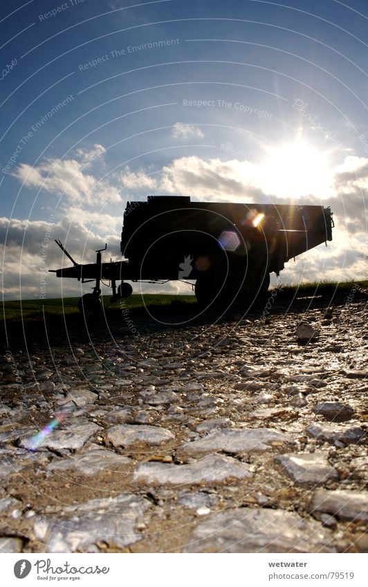 Anhänger im Gegenlicht Feld Fußweg Sonne Winter Lichtfleck Industrie Blendenfleck Gefolgsleute Stein Schatten Himmel Silhouette