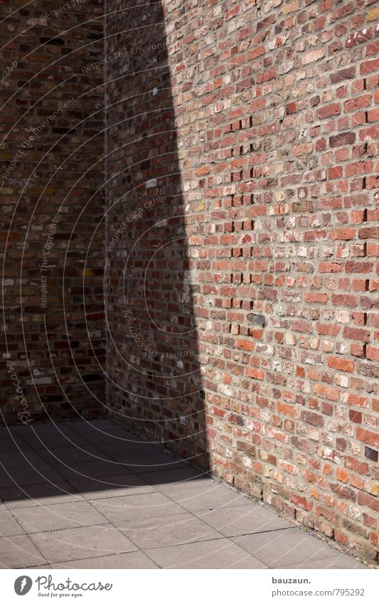 wandschatten. Haus Menschenleer Traumhaus Bauwerk Gebäude Architektur Mauer Wand Fassade Stein Beton Linie Streifen eckig grau rot Farbfoto Außenaufnahme