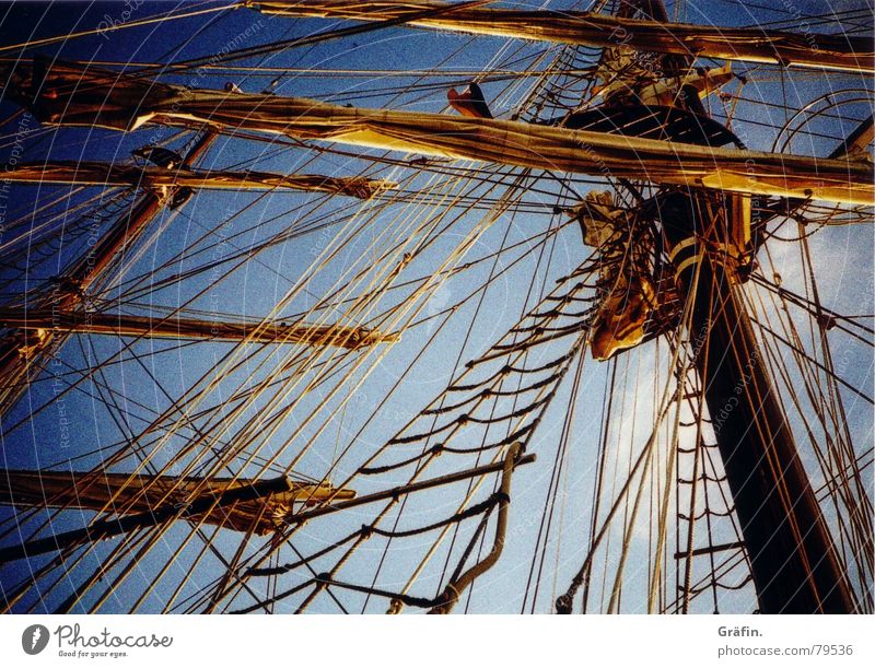 Auf Matrosen II Windjammer Takelage Wasserfahrzeug Segeln Seil Liegeplatz Anlegestelle Dock Rah Segelschiff Meer Kreuzfahrt Hafen Lomografie dreimaster Himmel