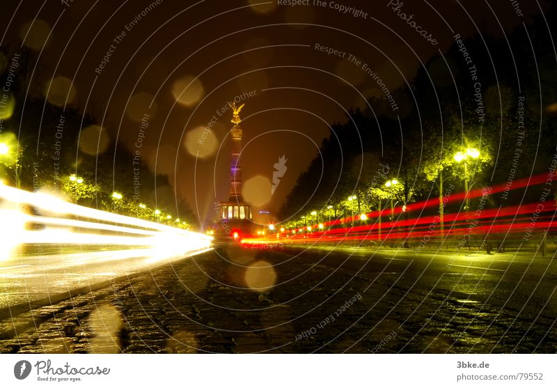 Siegessäule Nacht Langzeitbelichtung dunkel Beleuchtung grün Verkehrswege PKW Straße refektion Wege & Pfade Berlin