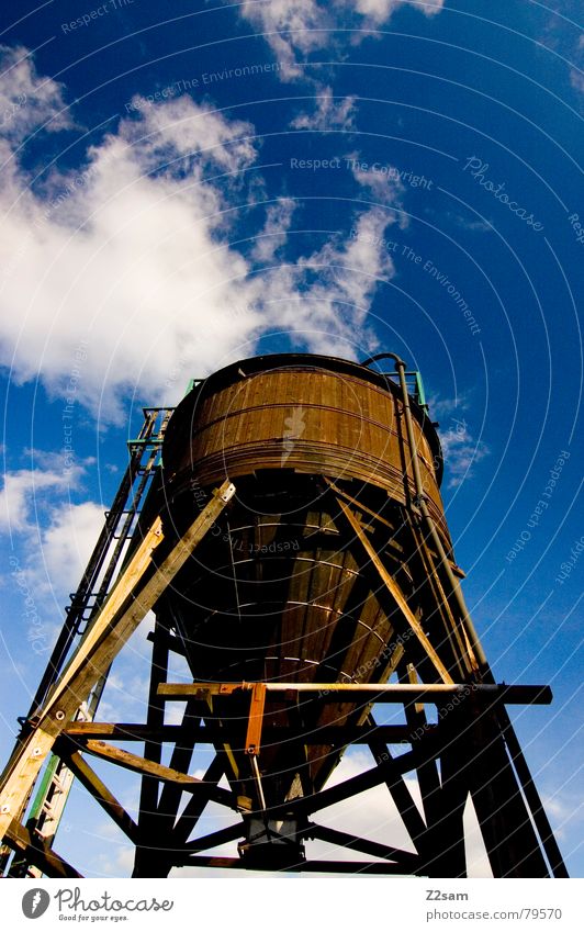 the tank Fass Silo Zisterne Holz Himmel Wolken rot braun Gestell Mitte Architektur Tank Dachboden wassersilo alt Farbe sättigung sky blue blau Geländer aufwärts