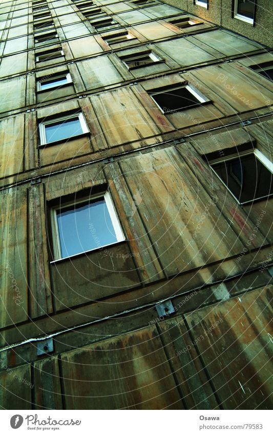 Rückseite umsiedeln Mitte Plattenbau Beton Fenster Fuge dunkel Haus Physik Fensterbrett zentral Fensterscheibe grau bequem Stadt Gebäude Domizil Alexanderplatz