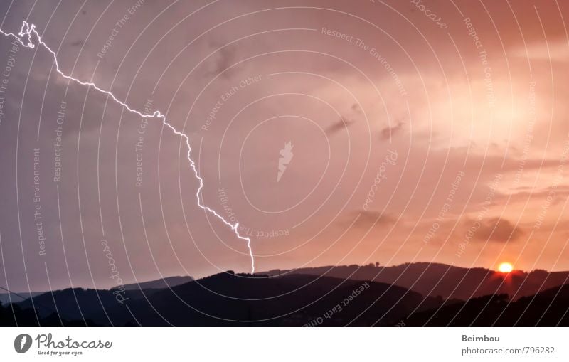 Blitz und Sonne Natur Landschaft Himmel Wolken Gewitterwolken Sonnenaufgang Sonnenuntergang Wetter Unwetter Blitze außergewöhnlich kalt Wärme blau orange