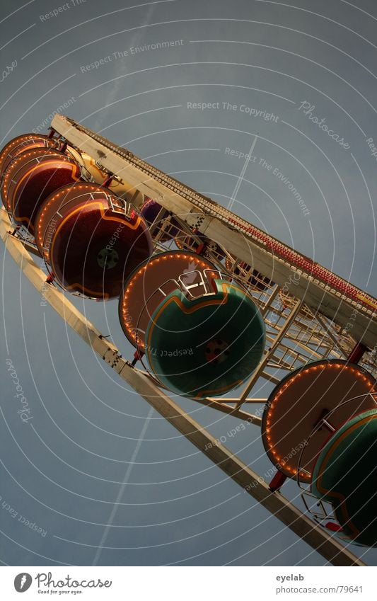 Erwachsene 5.- / Kinder 3.- Vergnügungspark Riesenrad grau Jahrmarkt Wolken Oktoberfest Schweben Himmel Fahrgeschäfte graue Wolken Kondensstreifen