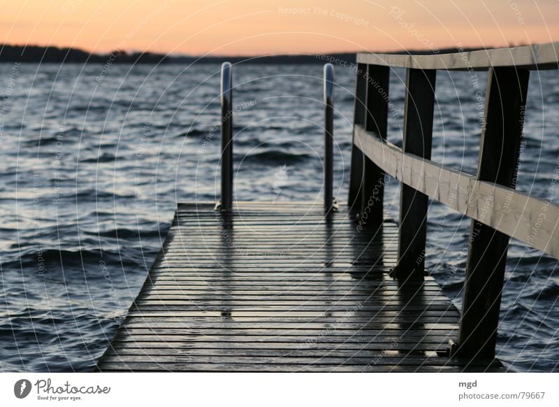 Lass uns baden gehen! Halbinsel Steg Glätte Finnland Meer Holz Abend Sonnenuntergang Dämmerung Winter Wolken kalt nass Ferien & Urlaub & Reisen Strand Küste