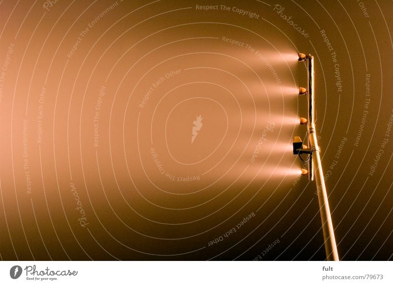 beleuchtung Leitstrahl Licht Lampe Nebel Gebündeltes Licht Flugplatz Glühbirne Nacht Aluminium Schleier Leichtmetall dunkel Nebelschleier Flughafen Industrie
