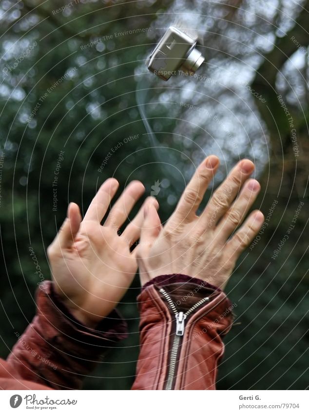 Camera tossing Reißverschluss Digitalkamera hochwerfen Kamerawurf Lichtbahn drehen fangen Hand gefährlich Finger Lederjacke Luftaufnahme Abheben