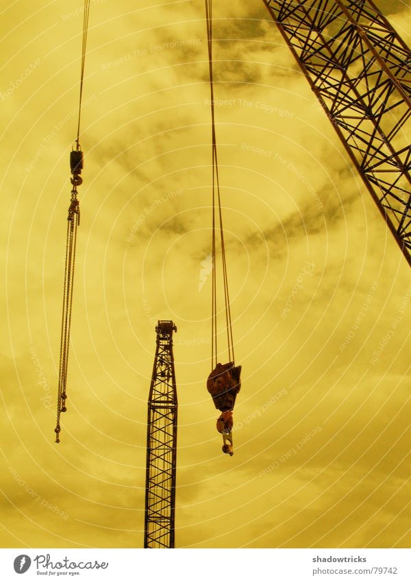 Bau Stille gelb Kran Demontage Baustelle Gewicht heben Wolken Stahl schwer Gitter Lastkran Hausbau Industrie Baugerüst Klettern hoch high bauen Himmel Wetter