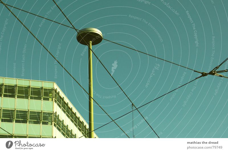 freistunde und gutes wetter = fotos machen Knotenpunkt Fassade Fenster Laterne Lampe Dreieck Straßenbahn Froschperspektive Stadt geschnitten Haus Gebäude Beton