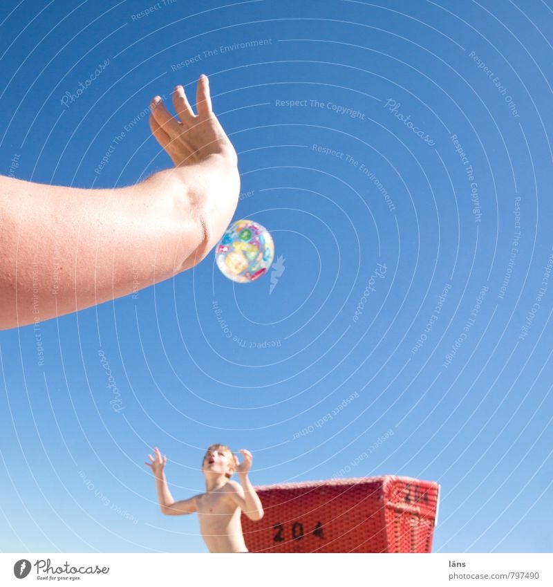 Ballspielen am Strand - Strandspiel Spielen Sommer Junge Frau Erwachsene Mutter Kindheit Arme 2 Mensch 8-13 Jahre Wolkenloser Himmel Schönes Wetter Küste Ostsee