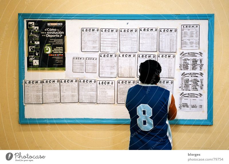 nächster Spieltag Liga Erfolg Baja California Tafel Anordnung Mann Wand gelb türkis Trikot 8 Suche verloren schwarzhaarig blau-grün Sportverein Junger Mann