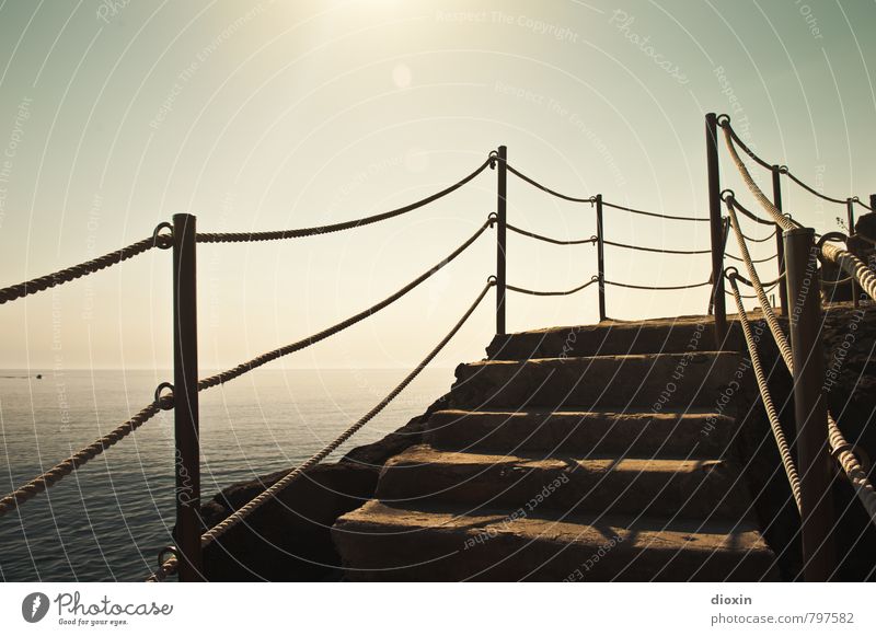 Treppe zum Strand Ferien & Urlaub & Reisen Sommer Sommerurlaub Sonne Meer Wellen Umwelt Wasser Sonnenlicht Küste Mittelmeer Cinque Terre Riomaggiore Ligurien