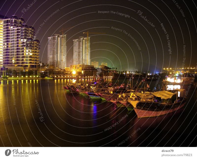 Hafen von Sanya bei Nacht Fischerboot Anlegestelle Wasserfahrzeug Hochhaus Stadt dunkel China Farbenspiel Chinesisch Stadtzentrum Liegeplatz Hainan ruhig Asien