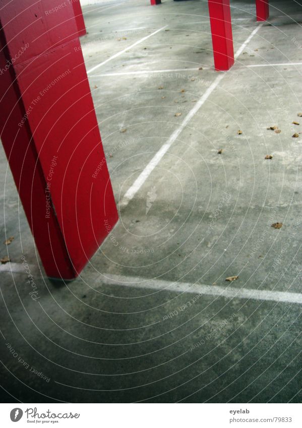 Der Weihnachtsmann ist schon unterwegs ! besetzen Parkhaus Säule rot grau Beton Herbst Blatt leer Hoffnung Sehnsucht Architektur Sicherheit unterirdisch