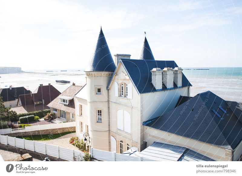 nett Ferien & Urlaub & Reisen Sommerurlaub Haus Traumhaus Wasser Himmel Horizont Schönes Wetter Küste Meer Arromanches Frankreich Europa Fischerdorf