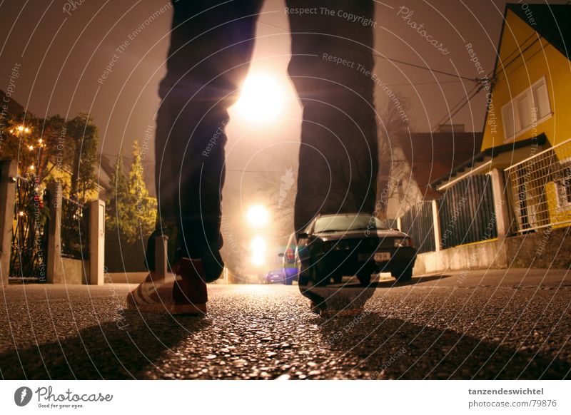 bei nacht und nebel (1) Straßenbeleuchtung Nebel Nacht Winter Langzeitbelichtung Schuhe Gasse Beton dunkel Fuß Beine Bodenbelag