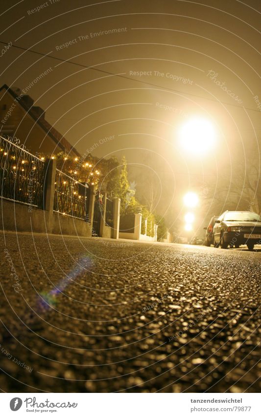 bei nacht und nebel (2) Nebel Nacht Winter Langzeitbelichtung Gasse Beton dunkel Straßenbeleuchtung Bodenbelag