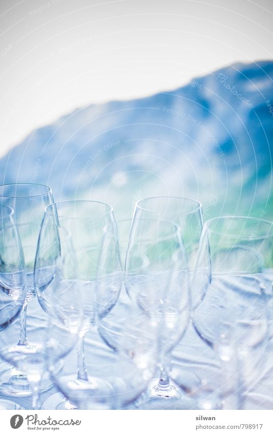 Glas ist leer ... Lounge Hochzeit ästhetisch glänzend schön kalt grün weiß Vorfreude ruhig Weinglas Berge u. Gebirge Schwache Tiefenschärfe Kelchglas