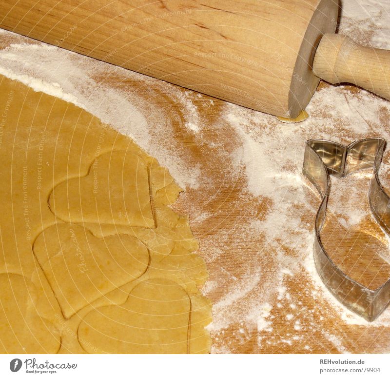 Weihnachtsbäckerei 1 Nudelholz ausrollen Plätzchen stechen Teigwaren Mehl süß lecker Weihnachten & Advent Backwaren Winter Herz Freude fest der liebe genießen