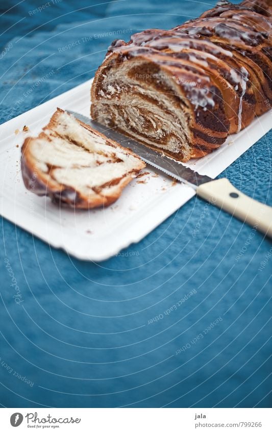 nusszopf Lebensmittel Kuchen Nusskuchen Nusszopf Ernährung Kaffeetrinken Vegetarische Ernährung Messer lecker Farbfoto Außenaufnahme Menschenleer