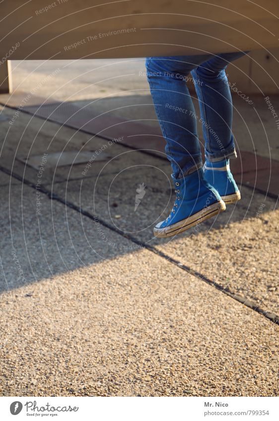 rumbaumeln Lifestyle Wohlgefühl Erholung feminin Mädchen Beine Fuß Industrieanlage Platz Brücke Spielplatz Bauwerk Gebäude Architektur Mauer Wand Jeanshose