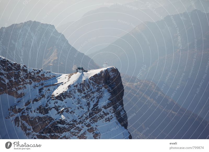 Bergliebe Natur Landschaft Herbst Felsen Alpen Berge u. Gebirge Zugspitzeck Gipfel Schneebedeckte Gipfel Österreich Gipfelkreuz bedrohlich kalt Kraft Stolz