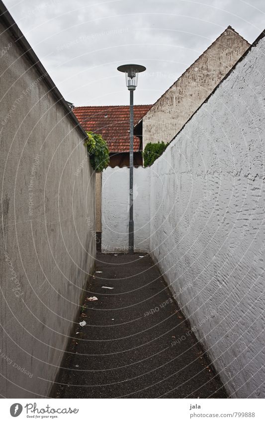 abkürzung Himmel Stadt Menschenleer Haus Bauwerk Gebäude Architektur Mauer Wand Fassade Straßenbeleuchtung Wege & Pfade Gasse einfach trist Platzangst eng