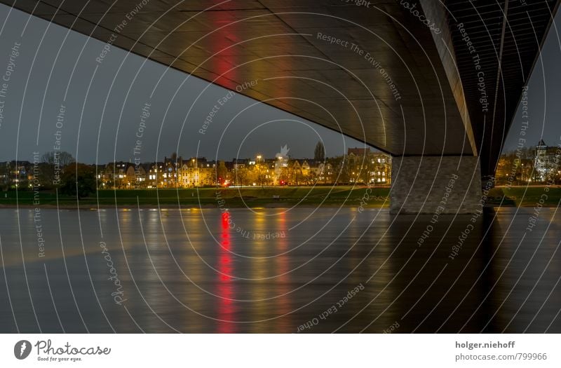 Under the Bridge Wasser Küste Fluss Rhein Düsseldorf Stadt Haus Brücke Beton ruhig Farbfoto Außenaufnahme Menschenleer Textfreiraum unten Nacht