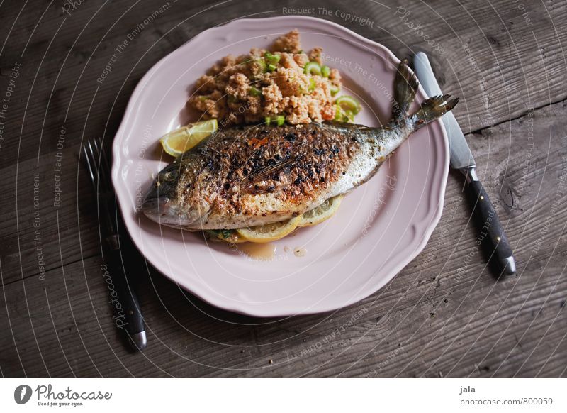 dorade mit tabouleh Lebensmittel Fisch Gemüse Getreide Dorade Ernährung Mittagessen Slowfood Geschirr Teller Besteck Messer Gabel frisch Gesundheit lecker