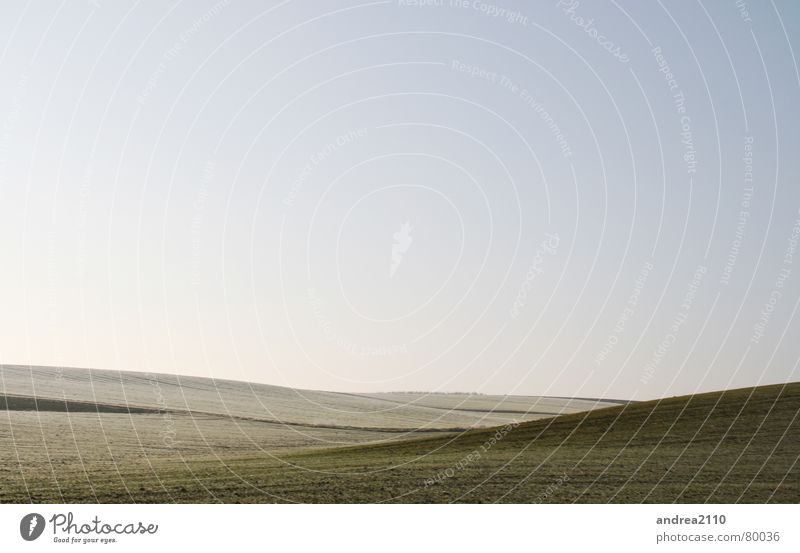 weite Wiese Landschaft Barriere rein Hügel flach kalt satt Feld braun Gras grün Sehnsucht steil Winter Schneelandschaft Himmel blau Klarheit Frost Ferne frei