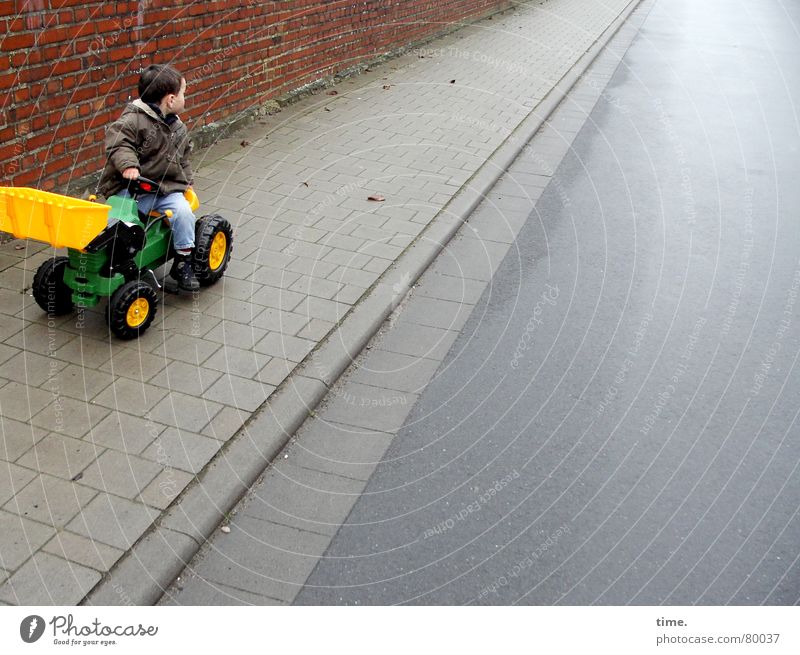 Little Trucker's Trouble Farbfoto Gedeckte Farben Außenaufnahme Tag Freude Spielen Ferien & Urlaub & Reisen Ausflug Winter Kind Industrie Schaufel maskulin