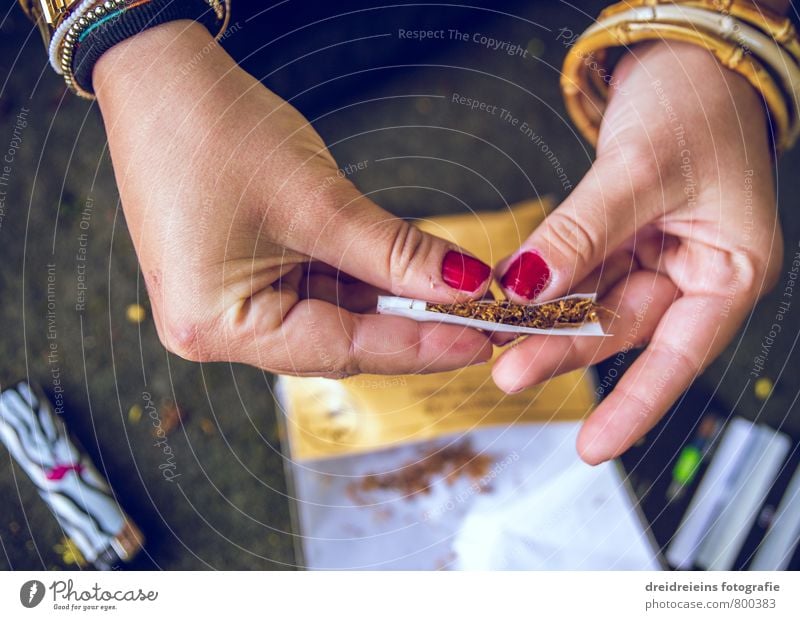 How to roll a cigarette! Hand Finger berühren drehen authentisch verrückt Stadt feminin Tabakwaren selbstgedrehte Zigarette Armreif Fingernagel Feuerzeug